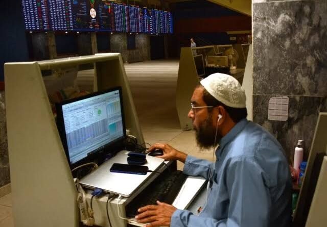 PSX extends gains despite late selling