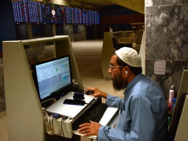 PSX extends gains despite late selling