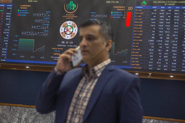PSX ends bearish on rate hike fears, oil surge and political uncertainty